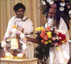 Махариши и его ученик, в будщем духовный лидер Шри Шри Рави Шанкар