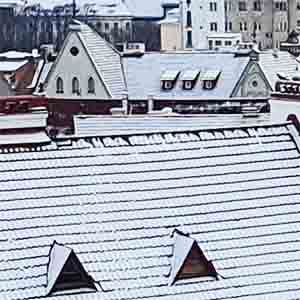 Крыши старого города на фоне Tallinn-city
